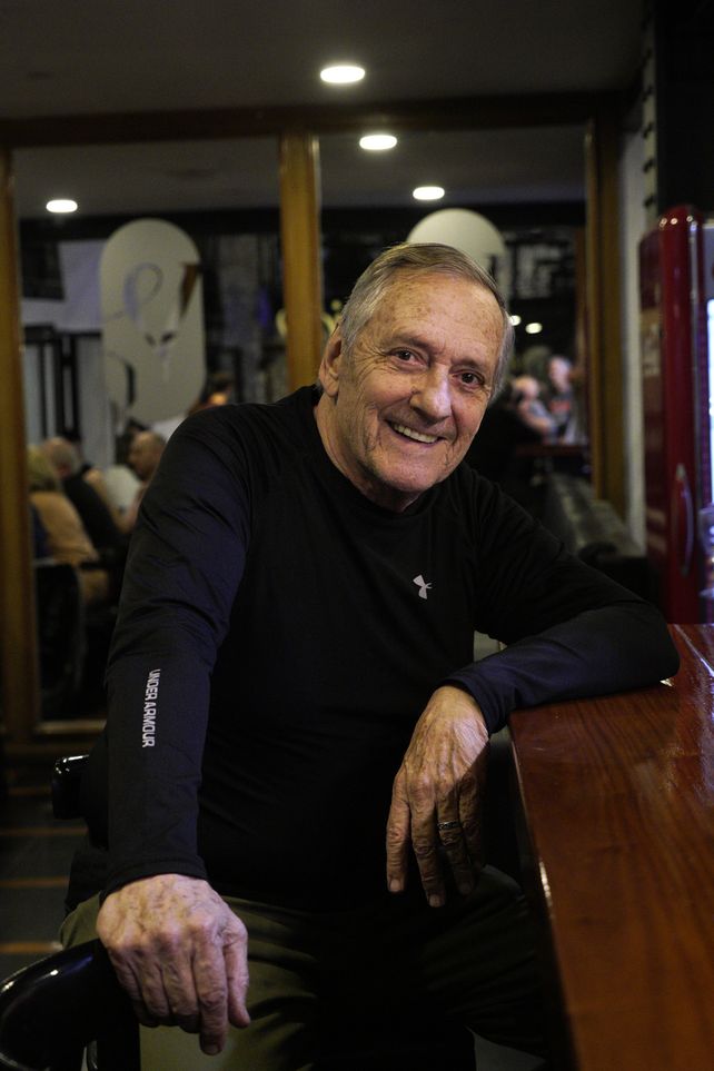 La barra de un reconocido bar del microcentro le recuerda a Orselli sus años dorados en el periodismo.