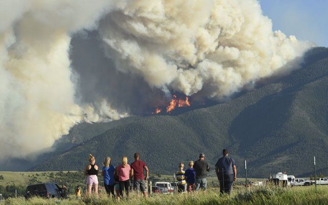 Residentes de Montana ven cómo las llamas del fuego arden sobre Red Lodge. Los incendios forestales que ardían en Montana se expandieron durante las últimas 24 horas y provocaron evacuaciones de personas de áreas rurales.