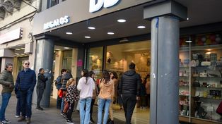 En el local donde en 1901 había abierto Al Elegante, ahora hay una regalería china donde la gente hace cola a toda hora.