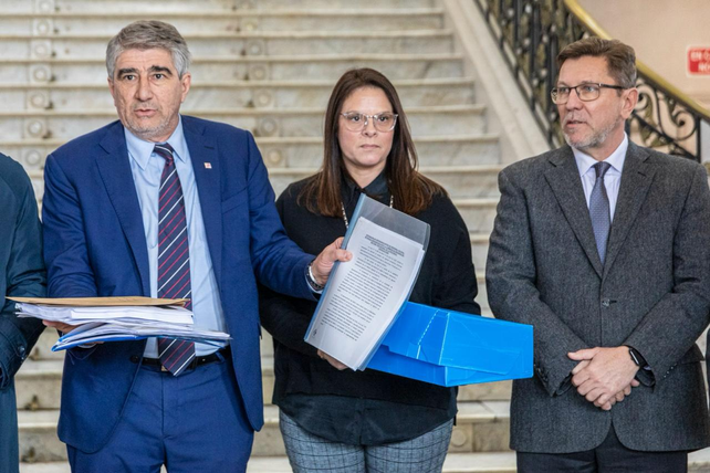 Fabián Bastia, ministro de Gobierno y fogonero de la reforma, cuando recibió el informe de la comisión que evaluó el sistema previsional.