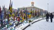 Agentes de policía pasan junto al monumento improvisado y nevado a los soldados caídos en la plaza principal de Kiev, Ucrania, el jueves 8 de enero de 2026. (Foto AP/Efrem Lukatsky) Agentes de policía pasan junto al monumento improvisado y nevado a los soldados caídos en la plaza principal de Kiev, Ucrania, el jueves 8 de enero de 2026. (Foto AP/Efrem Lukatsky)