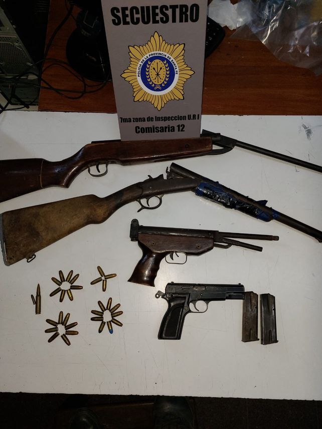 Santo Tomé: secuestraron armas de fuego, balas y cartuchos, y buscan a dos violentos delincuentes prófugos