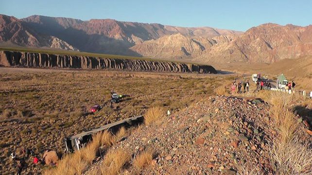 Mendoza: Desbarrancó un micro en Alta Montaña y hay muertos