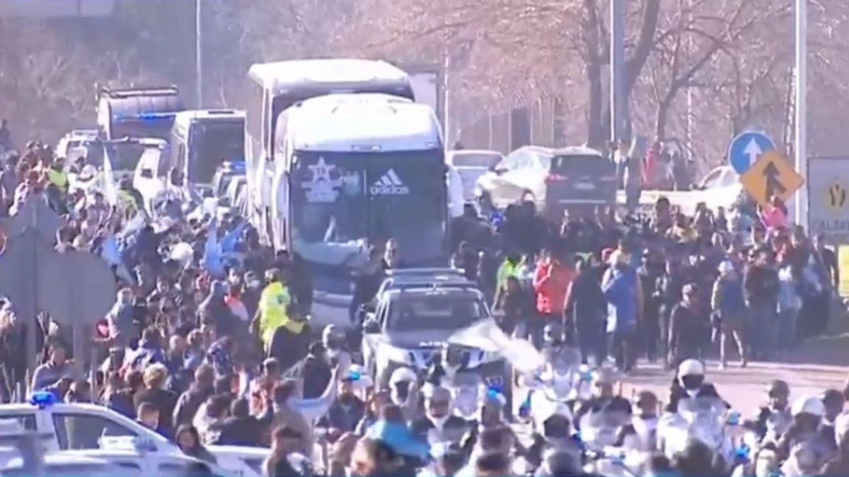 La selección campeona de América llegó al país y una caravana lo acompaña hasta el predio de la AFA
