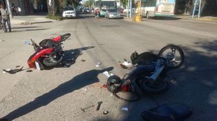 Dos motos colisionaron en una esquina con semáforos