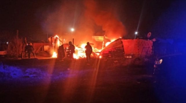 La precaria vivienda quedó totalmente destruida a pesar de la rápida intervención de la agrupación de bomberos voluntarios local.