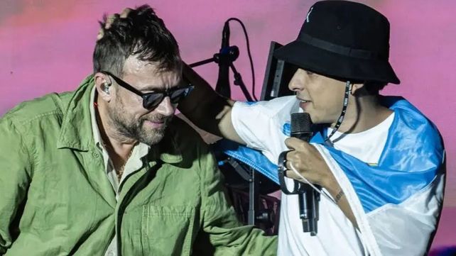 Damon Albarn y Trueno en el escenario del Quilmes Rock en 2022