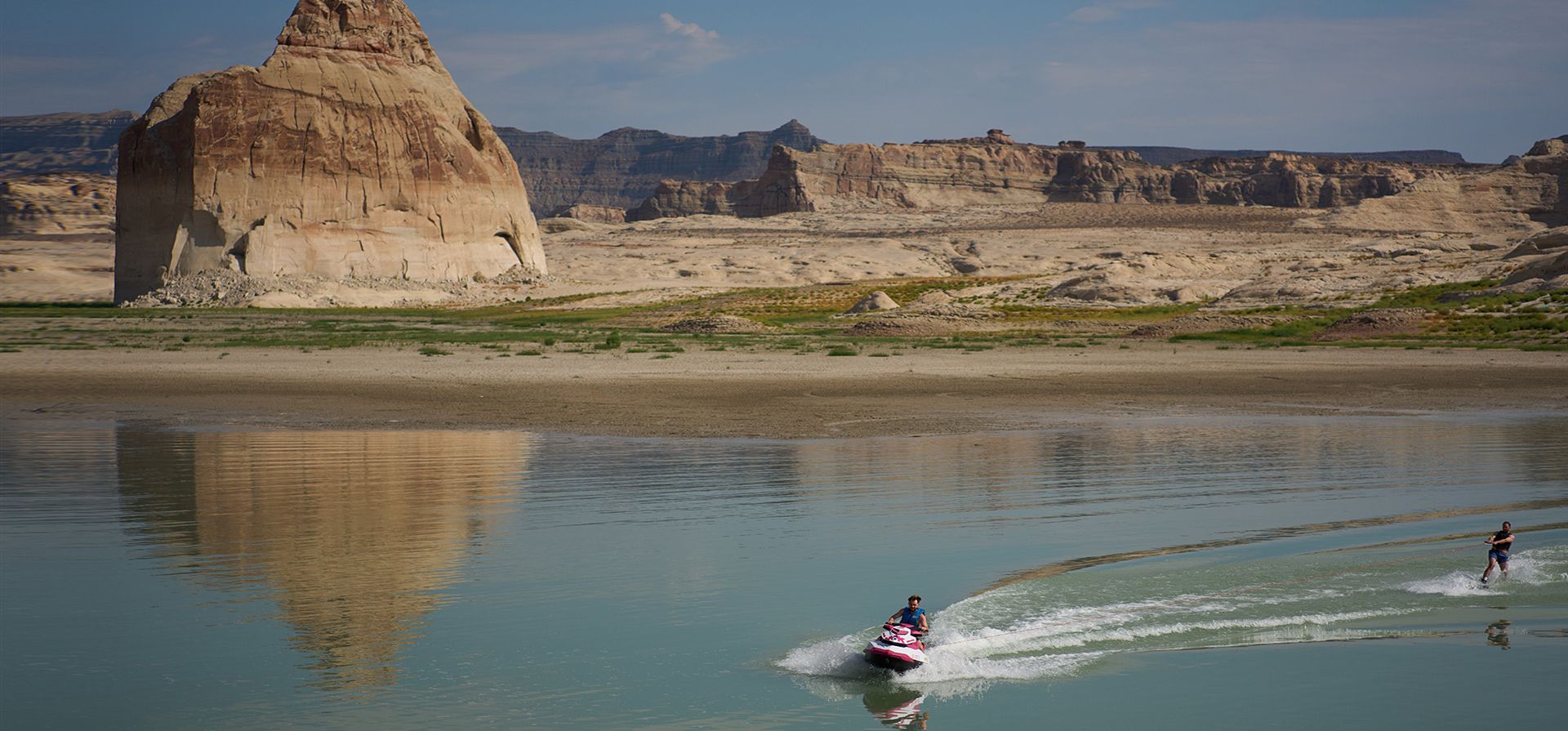 Vitalii Volna conduce una moto acuática en el lago Powell, en el Área Recreativa Nacional de Glen Canyon, el miércoles 15 de julio de 2026, cerca de Big Water, Utah. Un anillo de sedimentos claros en Lone Rock, al fondo, muestra el nivel máximo del lago. (Foto AP/John Locher) Vitalii Volna conduce una moto acuática en el lago Powell, en el Área Recreativa Nacional de Glen Canyon, el miércoles 15 de julio de 2026, cerca de Big Water, Utah. Un anillo de sedimentos claros en Lone Rock, al fondo, muestra el nivel máximo del lago. (Foto AP/John Locher)