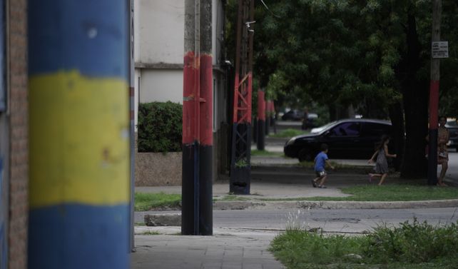 Nada a salvo. Las columnas de casi toda la ciudad están intervenidas de azul y amarillo
