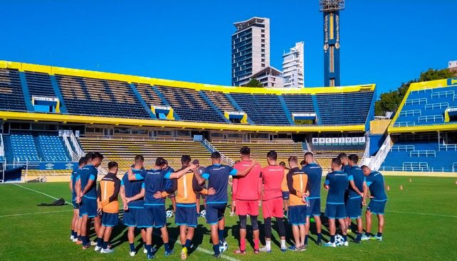 Los jugadores de Blooming entrenaron este lunes en la cancha de Central.