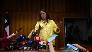 La jueza Paola Plaza habla a los periodistas luego de recibir el estudio sobre el que dispuso reserva y silencio.
