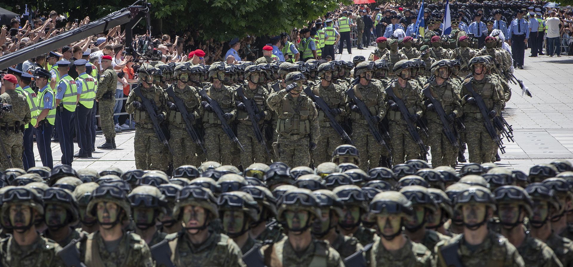 Unidades de miembros del ejército de Kosovo marchan en un desfile militar durante una ceremonia que marca el 25º aniversario de la entrada de las fuerzas KFOR lideradas por la OTAN en Kosovo, un momento crucial que puso fin a una guerra devastadora, el miércoles 12 de junio de 2024. (AP Foto/Visar Kryeziu) Unidades de miembros del ejército de Kosovo marchan en un desfile militar durante una ceremonia que marca el 25º aniversario de la entrada de las fuerzas KFOR lideradas por la OTAN en Kosovo, un momento crucial que puso fin a una guerra devastadora, el miércoles 12 de junio de 2024. (AP Foto/Visar Kryeziu)