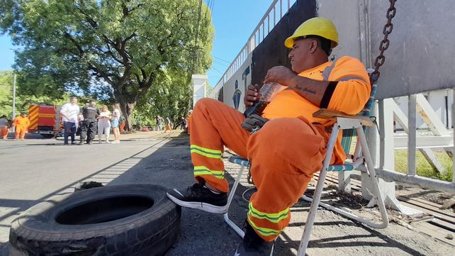 El trabajador portuario que se encadenó esta mañana a uno de los portones de acceso del puerto. Amenazó con prenderse fuego. Pide su reincorporación.&nbsp;