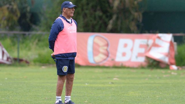 Miguel Angel Russo se la jugó los dos primeros partidos con línea de cinco en el fondo. Los resultados acompañaron al equipo.