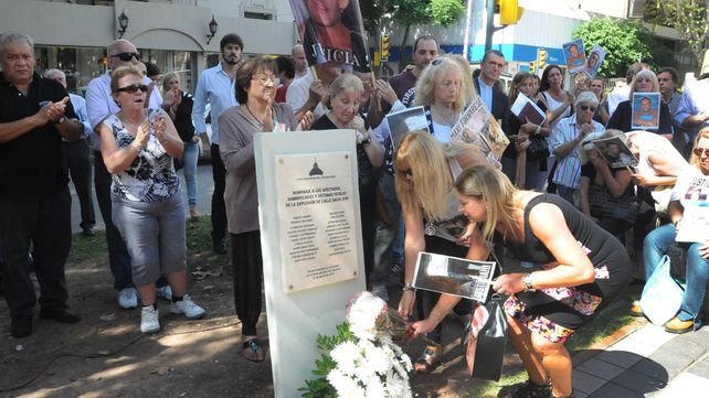 Todos los nombres. Familiares de las víctimas fatales de Salta 2141 inauguraron en abril de 2014 el memorial que permanece en el bulevar Oroño.