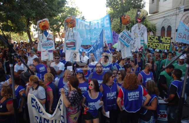 Los maestros se movilizaron y advirtieron que no quieren volver a los 90