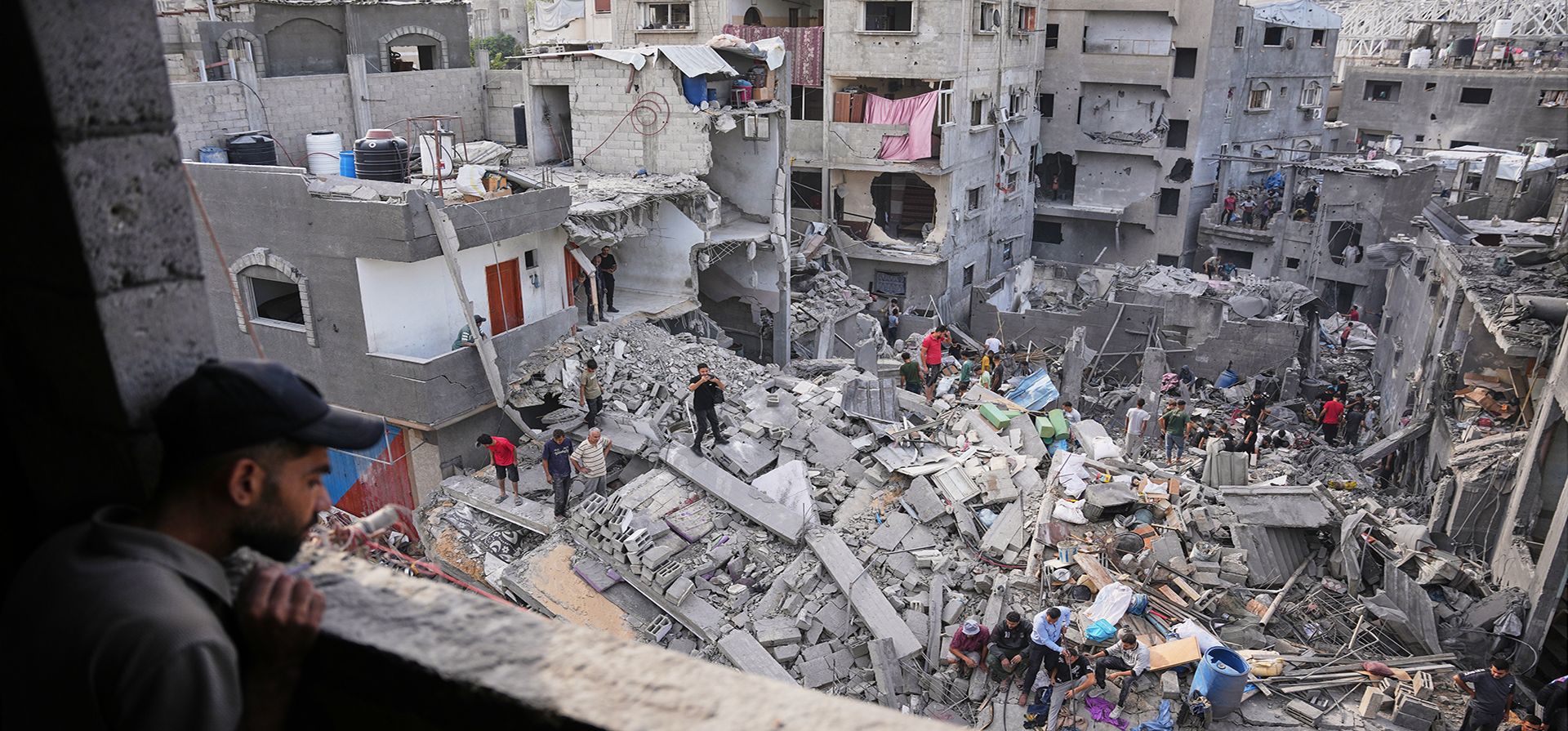 Un hombre observa mientras palestinos buscan entre los escombros de un edificio destruido por un ataque aéreo israelí a última hora del jueves en el campamento de Maghazi, en el centro de la Franja de Gaza, el viernes 16 de octubre de 2026. (Foto AP/Abdel Kareem Hana) Un hombre observa mientras palestinos buscan entre los escombros de un edificio destruido por un ataque aéreo israelí a última hora del jueves en el campamento de Maghazi, en el centro de la Franja de Gaza, el viernes 16 de octubre de 2026. (Foto AP/Abdel Kareem Hana)