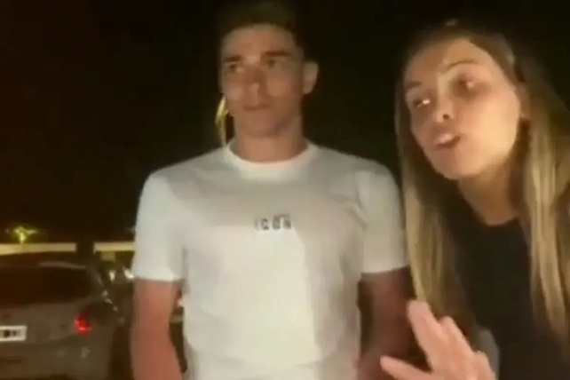 Con cara de pocos amigos Emilia Ferrero le pone límites al grupo de chicos ante la mirada de Julián Álvarez.