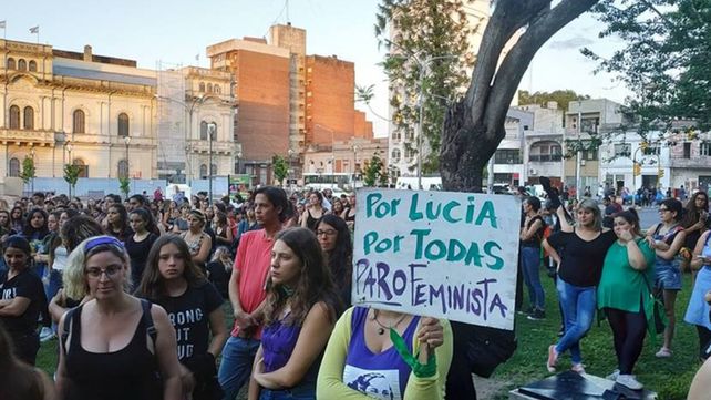 Cientos de mujeres se concentraron en Paraná para criticar a la justicia patriarcal y decir: Basta de femicidios