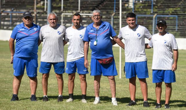 Argentino 2026. El cuerpo técnico comandado José Previti en la práctica en barrio Sarmiento.
