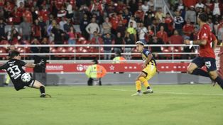 De no creer. Antes del gol de Independiente, Cervera esta ocasión inmejorable. Enfrentó a Rey y definió cruzado. Pegó en el palo y se fue.