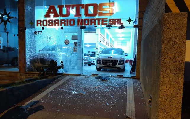 El frente de la concesionaria acribillada este domingo a la noche.&nbsp;