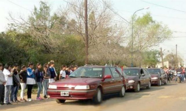 El cortejo fúnebre fue acompañado por los amigos de colegio de Lucas Bebans. Su abuela Cuqui Rey se quejó y dijo: Murió porque era pobre.