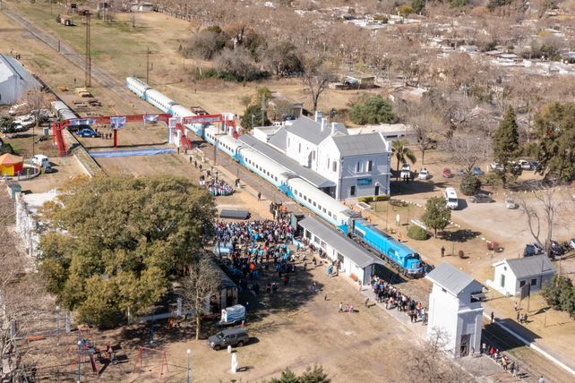 El viernes, los cañadenses esperaron al presidente Fernández frente a una estación especialmente acondicionada.