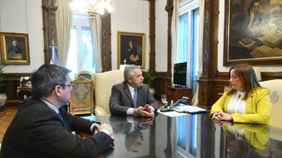 El presidente Alberto Fernández junto a Cecilia Moreau y Germán Martínez en la Casa Rosada.