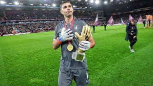 Emiliano Martínez recibió un gran homenaje en Aston Villa.