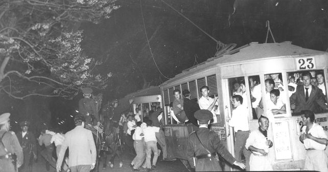 Tranvías, pasajeros y cosacos. 1958.  