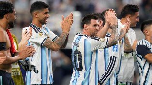 Cuti Romero junto a Lionel Messi tras la victoria de Argentina sobre Austria.