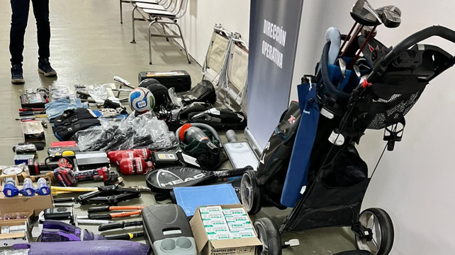 Buscan a dueños de objetos robados dentro de autos: palos de golf, raquetas de tenis y más