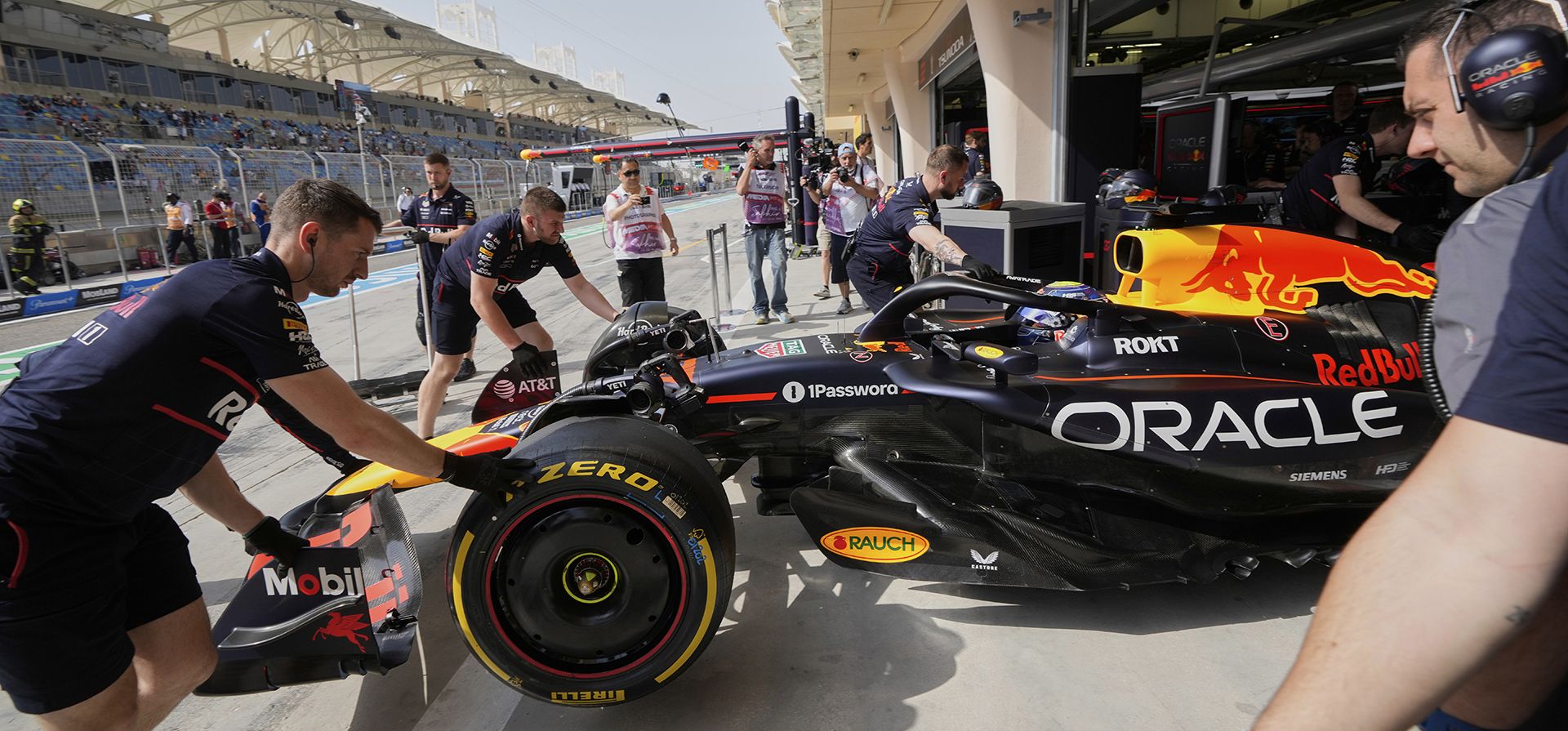 El piloto japonés de Red Bull, Ayumu Iwasa, hace una parada en boxes durante el Gran Premio de Baréin de Fórmula Uno 2025, en Sakhir, el viernes 11 de abril de 2025. (Foto AP/Darko Bandic) El piloto japonés de Red Bull, Ayumu Iwasa, hace una parada en boxes durante el Gran Premio de Baréin de Fórmula Uno 2025, en Sakhir, el viernes 11 de abril de 2025. (Foto AP/Darko Bandic)