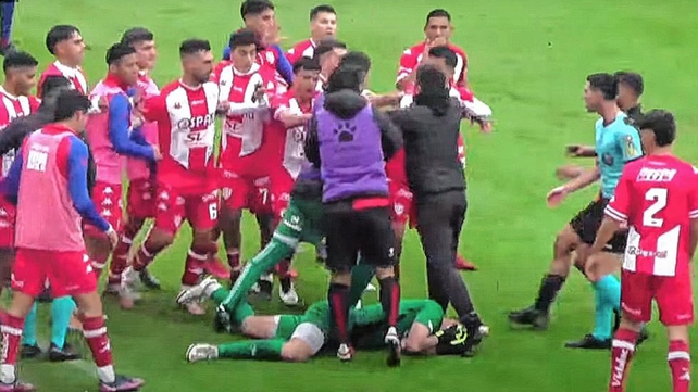 Unión se lo empató a Colón en el final y el Clásico terminó en escándalo