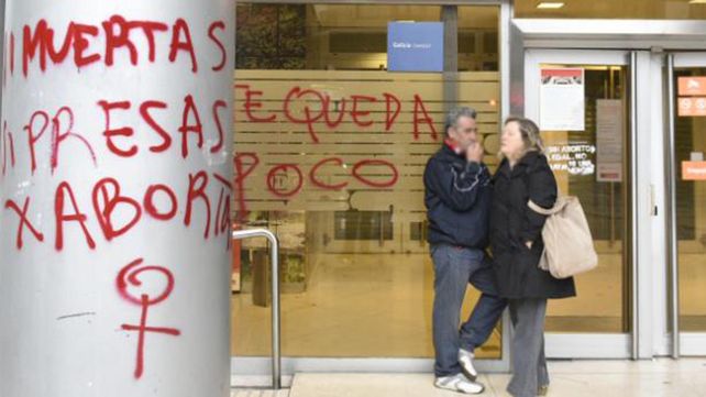 Las fotos de las pintadas con aerosol que ensuciaron fachadas de edificios públicos y privados