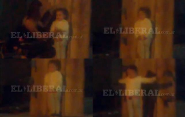 Fotogramas del video donde se ve a la madre acomodar a la niña sobre una tabla para el número de los cuchillos.