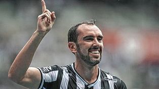 Diego Godín tiene preparado su desembarco en Vélez, por gestión del propio DT, Alejandro Medina.