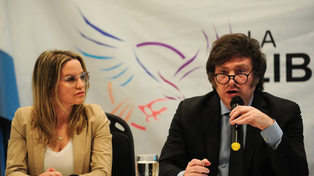 A la izquierda del presidente Javier Milei, la exdiputada nacional Carolina Píparo