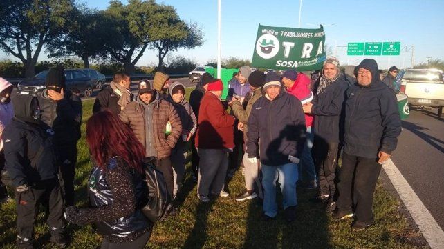 Trabajadores municipales de FESTRAM realizan corte en el acceso a la autopista &nbsp;