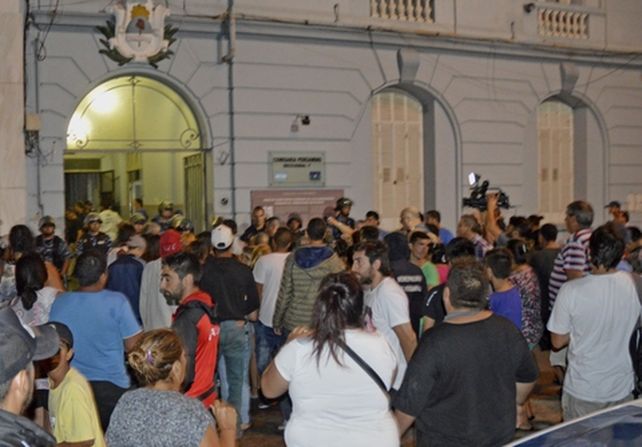 Tensión. Familiares de los detenidos insultaron a la policía a medida que se iban enterando de los nombres de los fallecidos frente a la seccional céntrica.