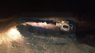 Un auto volcó y cayó al arroyo