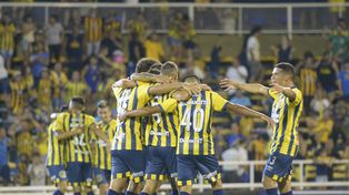 Venga ese abrazo. Lautaro Blanco va al encuentro de sus compañeros en lo que fue el festejo de la última victoria de local ante Vélez.