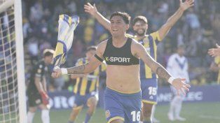 El paraguayo Enzo Giménez corre eufórico a celebrar el gol del triunfo de Central.