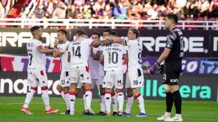 Los jugadores leprosos festejan el tanto del Colo Ramírez.