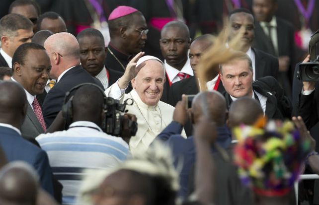 El Papa Francisco es saludado por la multitud a su arribo al aeropuerto de Kenia.