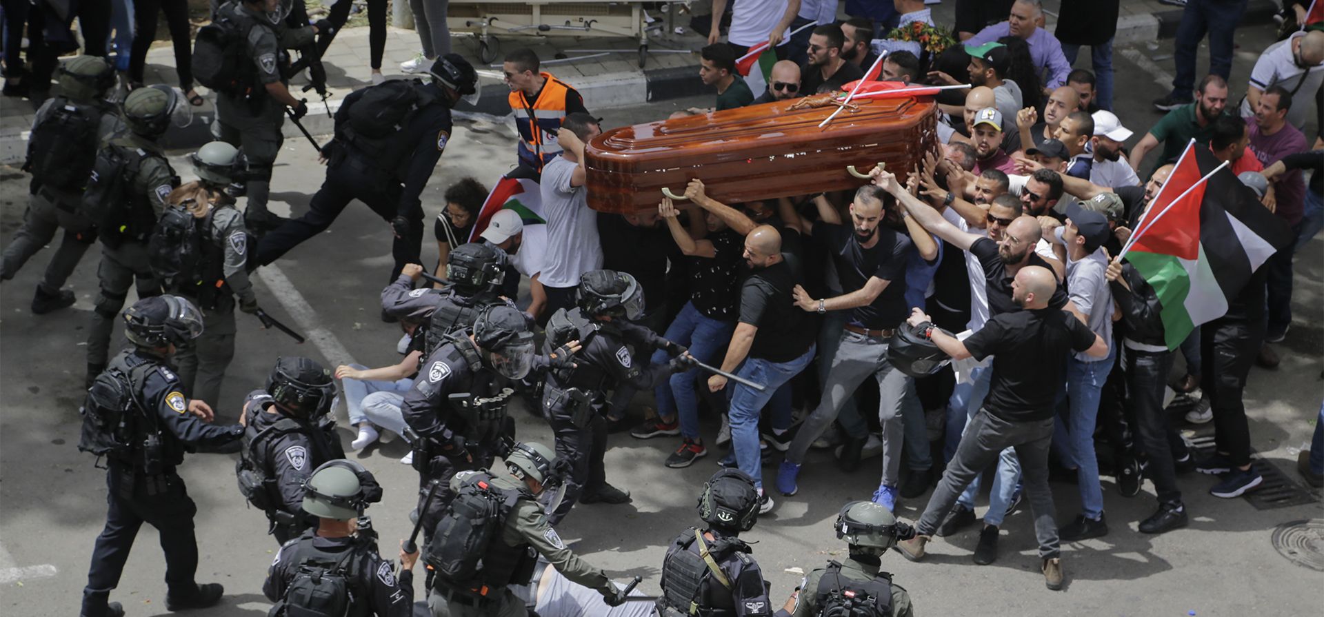 ARCHIVO - La policía israelí se enfrenta a los deudos mientras cargan el ataúd de la veterana periodista de Al Jazeera Shireen Abu Akleh durante su funeral en el este de Jerusalén, el viernes 13 de mayo de 2022. La policía golpeó a los familiares mientras cargaban el ataúd de la periodista y denunciaron el uso desproporcionado de la fuerza que “faltó el respeto” a la Iglesia Católica.