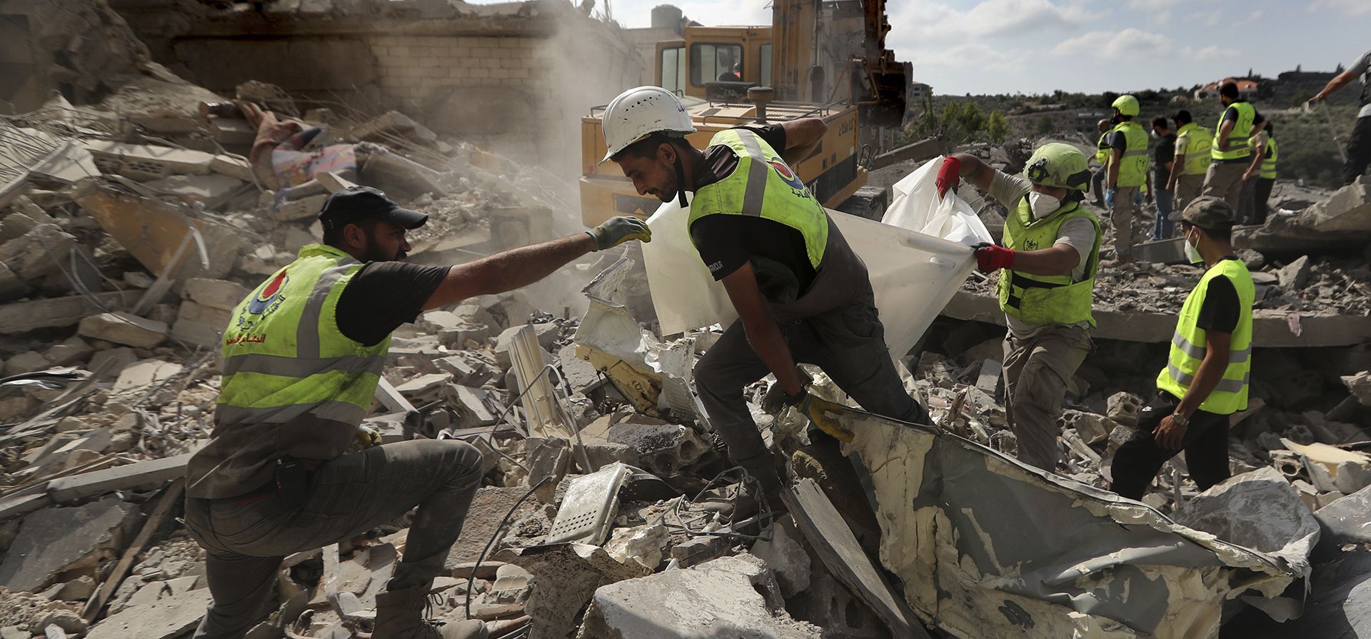 Los equipos de rescate llevan restos de personas en un lugar que fue atacado por la aviación israelí en la aldea de Qana, en el sur del Líbano, el miércoles 16 de octubre de 2024. (Foto AP/Mohammed Zaatari) Los equipos de rescate llevan restos de personas en un lugar que fue atacado por la aviación israelí en la aldea de Qana, en el sur del Líbano, el miércoles 16 de octubre de 2024. (Foto AP/Mohammed Zaatari)