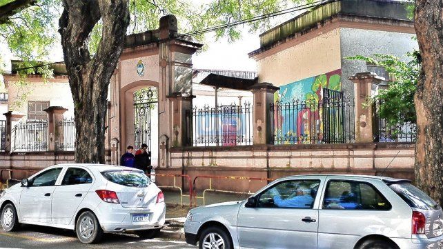 Por el hecho demoraron a un menor de edad de Paraná. Un adulto logró escapar. Ingresaron a una oficina y sacaron llaves por lo que estiman que conocen el lugar