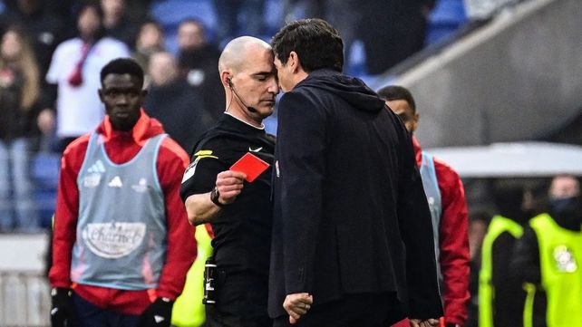 El director técnico Paulo Fonseca increpa con dureza al árbitro Benoit Millot.